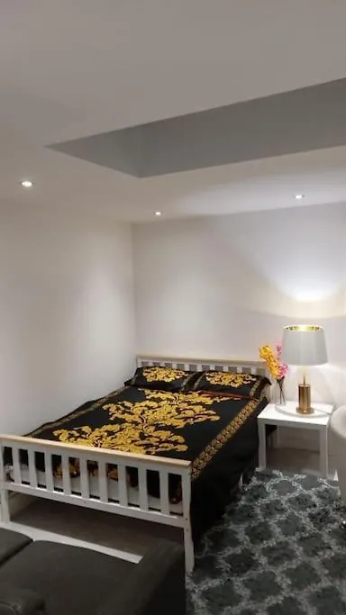 Luxurious & Stylish Flat, Access To Public Transport & Shops Apartment Thamesmead