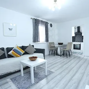 https://modern-2-bedroom-flat-with-free-parking-and-wifi.brighton-hotels-england.com