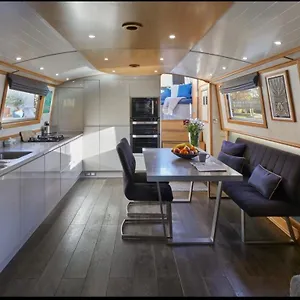River Mill Retreat Botel