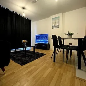 Two Bedrooms Flat In Stratford Apartment